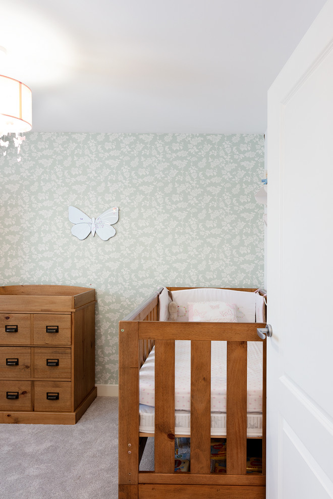 Modern inredning av ett mellanstort barnrum kombinerat med sovrum, med heltäckningsmatta och grått golv