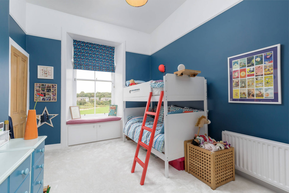 Diseño de dormitorio infantil contemporáneo con paredes azules