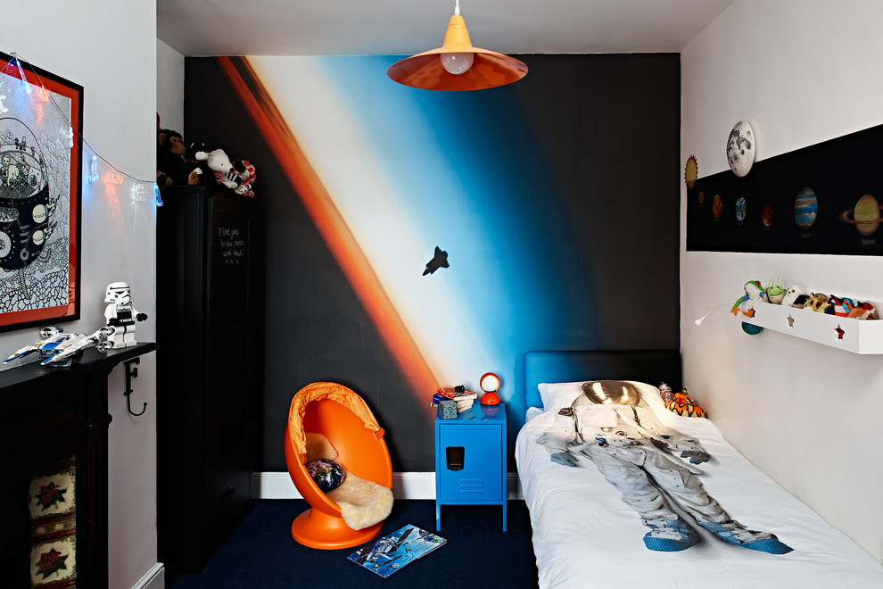Kleines Modernes Jungszimmer mit Schlafplatz, Teppichboden, blauem Boden und bunten Wänden in Sonstige