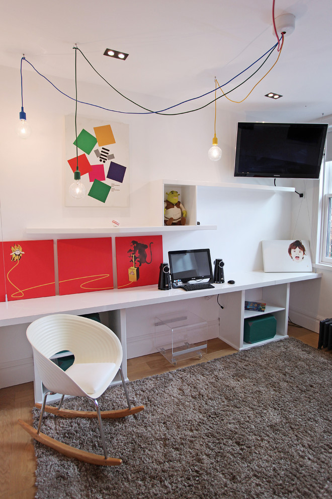 Cette image montre une chambre neutre design de taille moyenne avec un mur blanc, un bureau et un sol en bois brun.