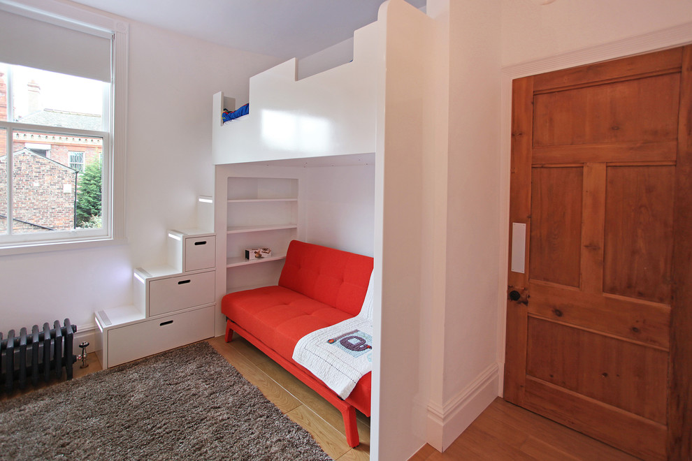 Exempel på ett mellanstort modernt könsneutralt barnrum kombinerat med sovrum, med vita väggar och mellanmörkt trägolv
