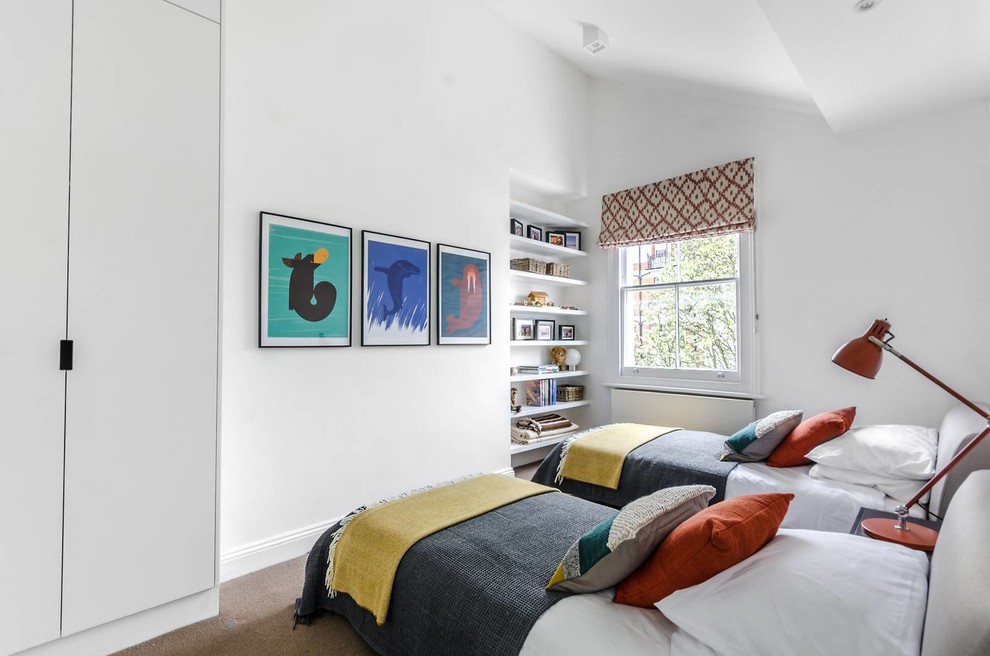 Immagine di una cameretta da letto da 4 a 10 anni contemporanea di medie dimensioni con pareti grigie, pavimento beige e moquette