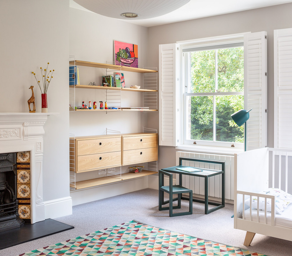 Bild på ett vintage könsneutralt småbarnsrum kombinerat med sovrum, med grå väggar, heltäckningsmatta och grått golv