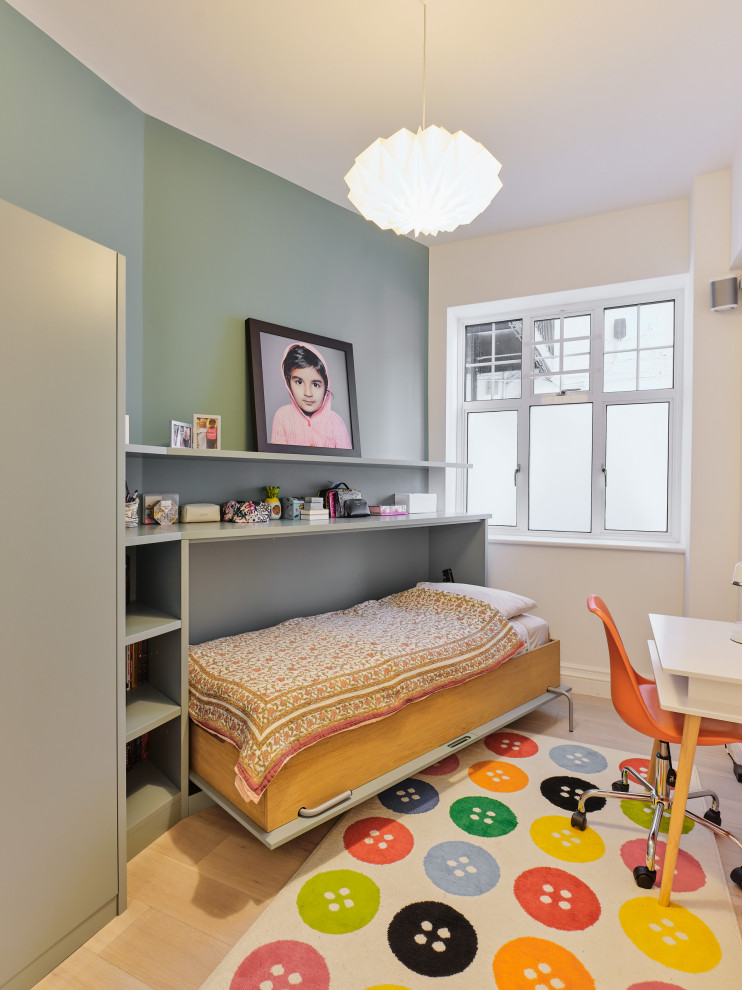 Modern inredning av ett mellanstort pojkrum kombinerat med sovrum och för 4-10-åringar, med blå väggar, ljust trägolv och beiget golv