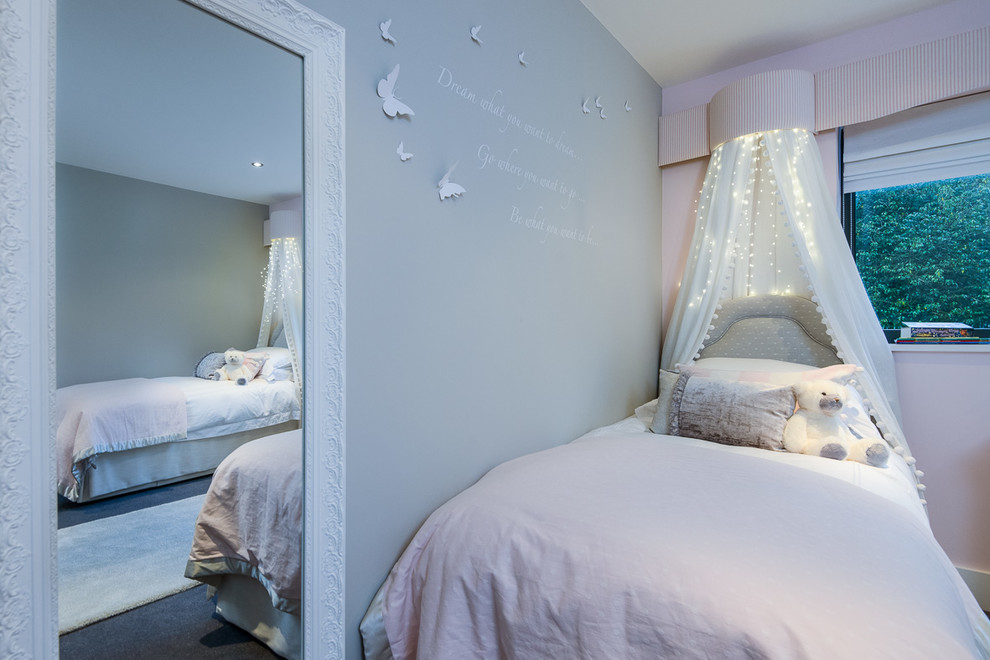 На фото: детская в стиле неоклассика (современная классика) с спальным местом, розовыми стенами, ковровым покрытием и серым полом для ребенка от 4 до 10 лет, девочки