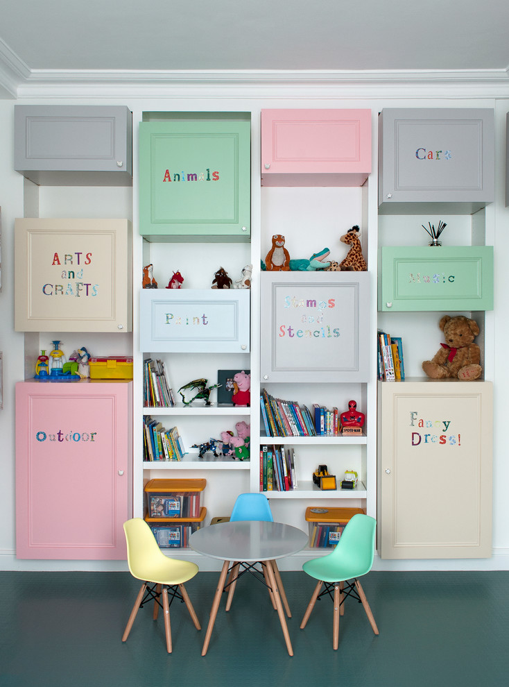 Aménagement d'une chambre d'enfant campagne de taille moyenne avec un mur blanc et un sol vert.