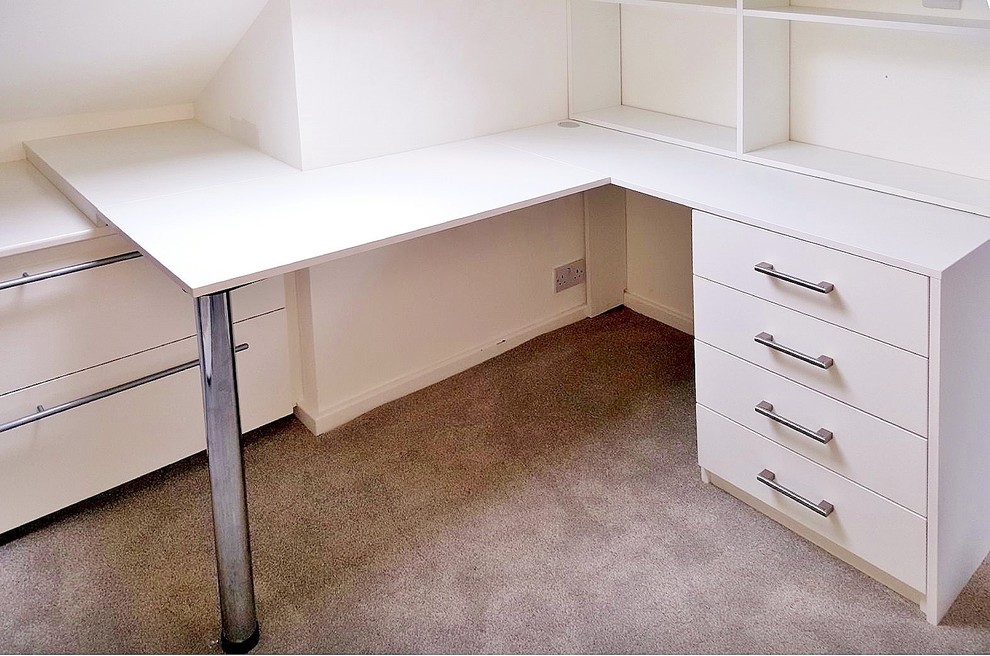 Idéer för ett litet modernt könsneutralt barnrum kombinerat med skrivbord, med flerfärgade väggar, heltäckningsmatta och grått golv