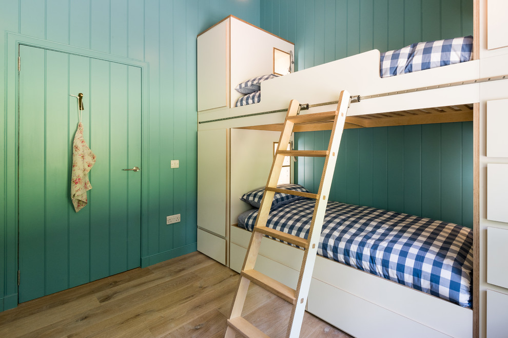 Diseño de dormitorio infantil de 4 a 10 años escandinavo grande con suelo de madera clara y suelo beige