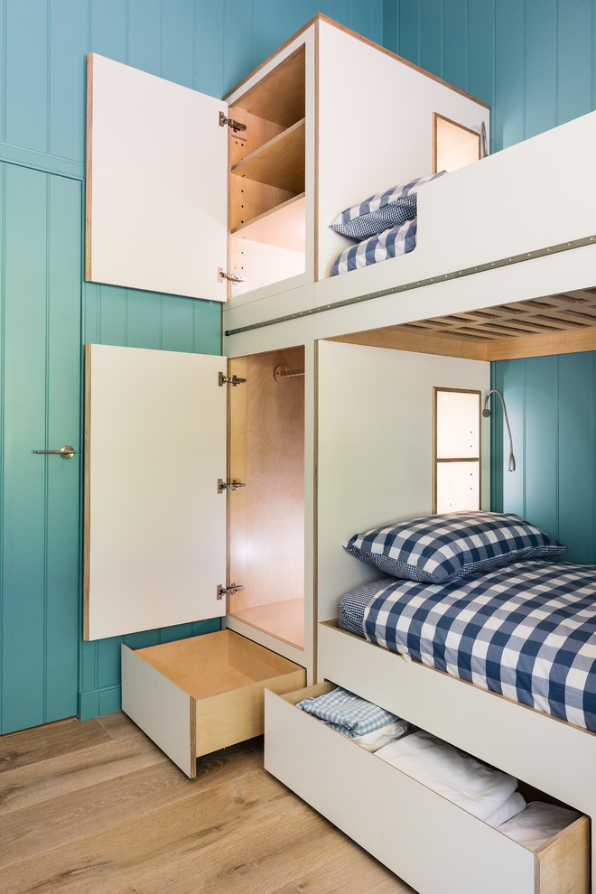 Diseño de dormitorio infantil de 4 a 10 años escandinavo grande con suelo de madera clara y suelo beige
