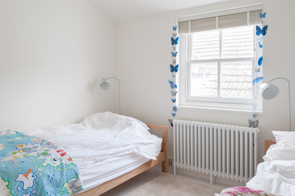 Klassisk inredning av ett mellanstort könsneutralt barnrum kombinerat med sovrum och för 4-10-åringar, med vita väggar och målat trägolv