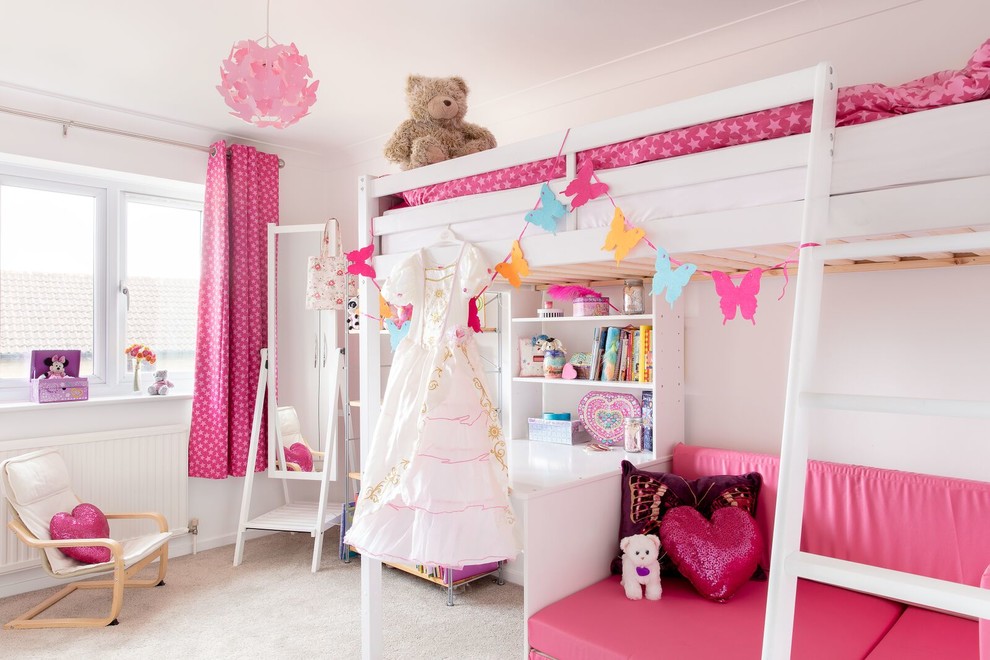 Mittelgroßes Mädchenzimmer mit Schlafplatz, weißer Wandfarbe, Teppichboden und grauem Boden in Berkshire