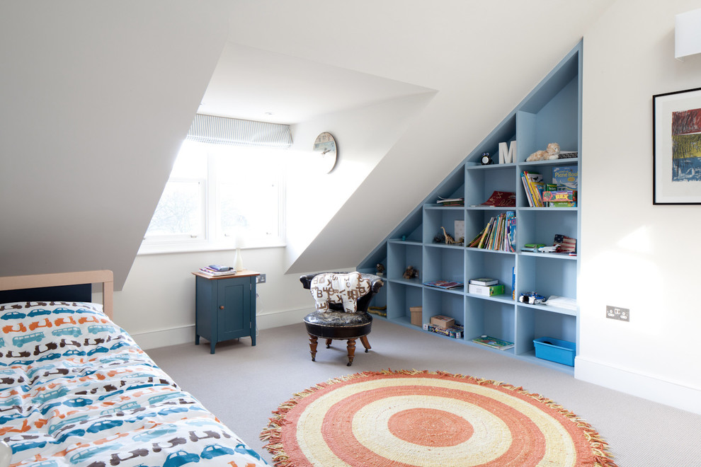 На фото: детская среднего размера в современном стиле с спальным местом и белыми стенами для ребенка от 4 до 10 лет, мальчика