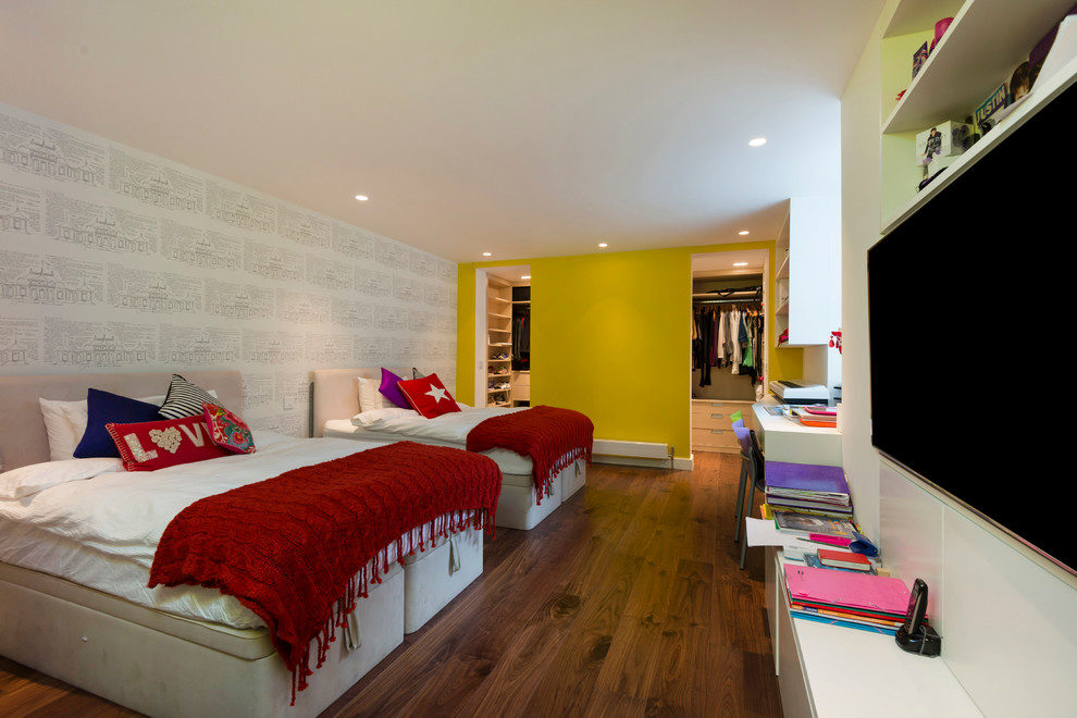 Exempel på ett modernt könsneutralt barnrum kombinerat med sovrum och för 4-10-åringar, med mörkt trägolv och gula väggar