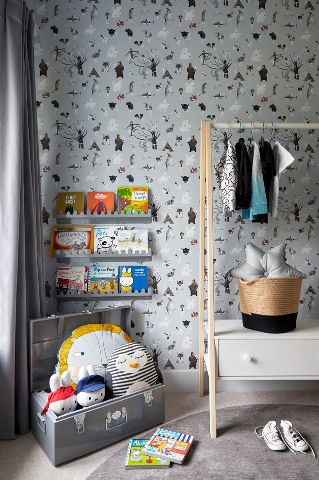 Kleines, Neutrales Modernes Kinderzimmer mit Schlafplatz, grauer Wandfarbe, Teppichboden und beigem Boden in London