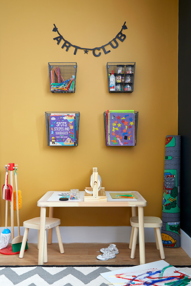 Modelo de dormitorio infantil de 4 a 10 años minimalista pequeño con paredes amarillas, suelo de madera clara y suelo marrón