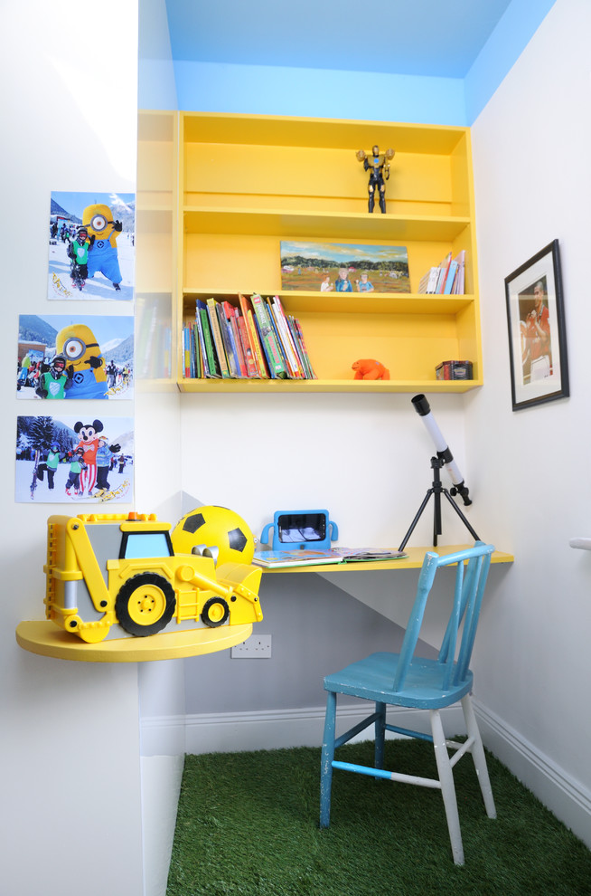Exempel på ett litet modernt pojkrum kombinerat med skrivbord och för 4-10-åringar, med vita väggar och grönt golv