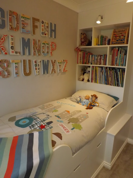 Immagine di una piccola cameretta per bambini da 4 a 10 anni moderna con pareti grigie e moquette