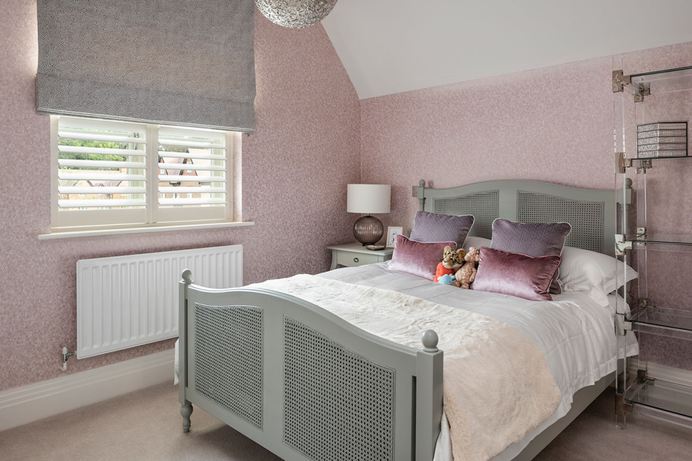 Modelo de dormitorio infantil tradicional renovado de tamaño medio con paredes grises, moqueta, suelo beige y papel pintado