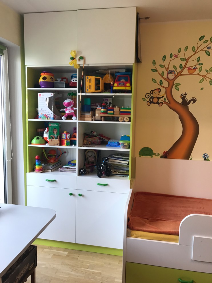 Imagen de habitación infantil unisex de 4 a 10 años contemporánea grande con escritorio, paredes blancas, suelo de madera clara y suelo beige