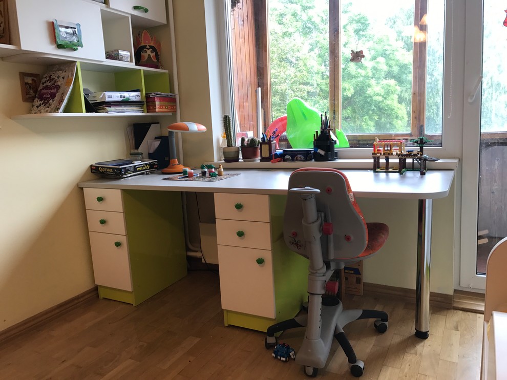 Imagen de habitación infantil unisex de 4 a 10 años actual grande con escritorio, paredes blancas, suelo de madera clara y suelo beige