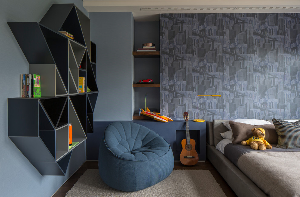 Свежая идея для дизайна: детская в современном стиле с спальным местом и синими стенами для ребенка от 4 до 10 лет, мальчика - отличное фото интерьера