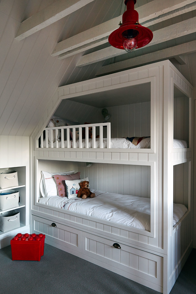 На фото: нейтральная детская в стиле неоклассика (современная классика) с спальным местом, серыми стенами, ковровым покрытием и серым полом для ребенка от 4 до 10 лет, двоих детей с