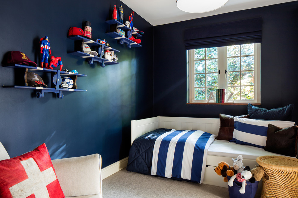 Aménagement d'une chambre d'enfant de 4 à 10 ans classique avec un mur bleu, moquette et un sol blanc.