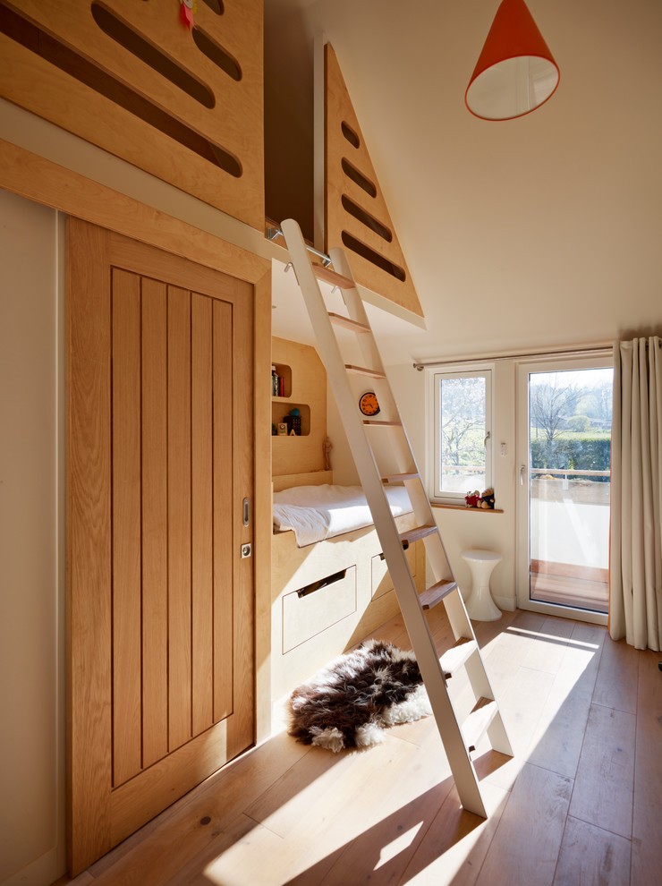 Kleines, Neutrales Modernes Kinderzimmer mit weißer Wandfarbe und hellem Holzboden in Devon