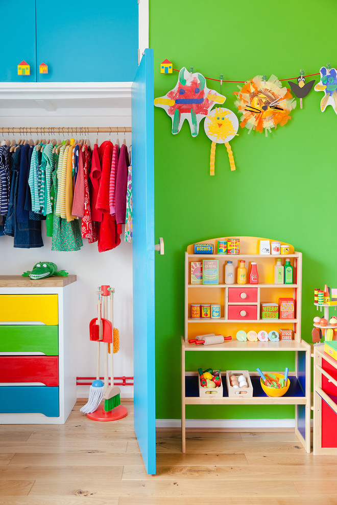 Réalisation d'une chambre d'enfant de 4 à 10 ans design de taille moyenne avec parquet clair et un mur vert.