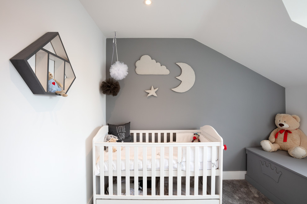 Idées déco pour une chambre de bébé neutre contemporaine de taille moyenne avec un mur gris, moquette et un sol gris.