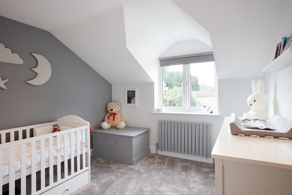 バークシャーにあるラグジュアリーな中くらいなコンテンポラリースタイルのおしゃれな赤ちゃん部屋 (グレーの壁、カーペット敷き、男女兼用、グレーの床) の写真