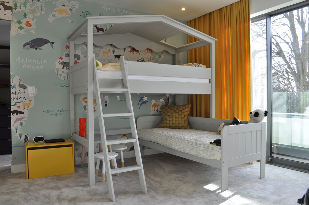 Идея дизайна: нейтральная детская в современном стиле с спальным местом, разноцветными стенами, ковровым покрытием и бежевым полом
