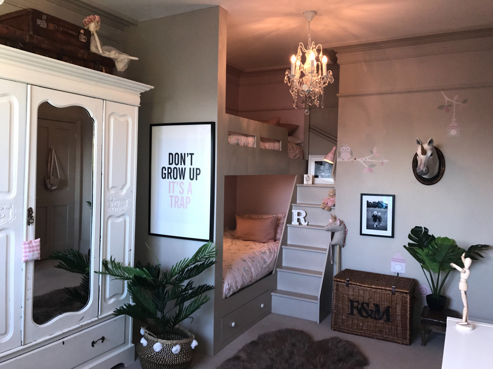 Inredning av ett modernt mellanstort flickrum kombinerat med sovrum och för 4-10-åringar, med grå väggar, heltäckningsmatta och grått golv