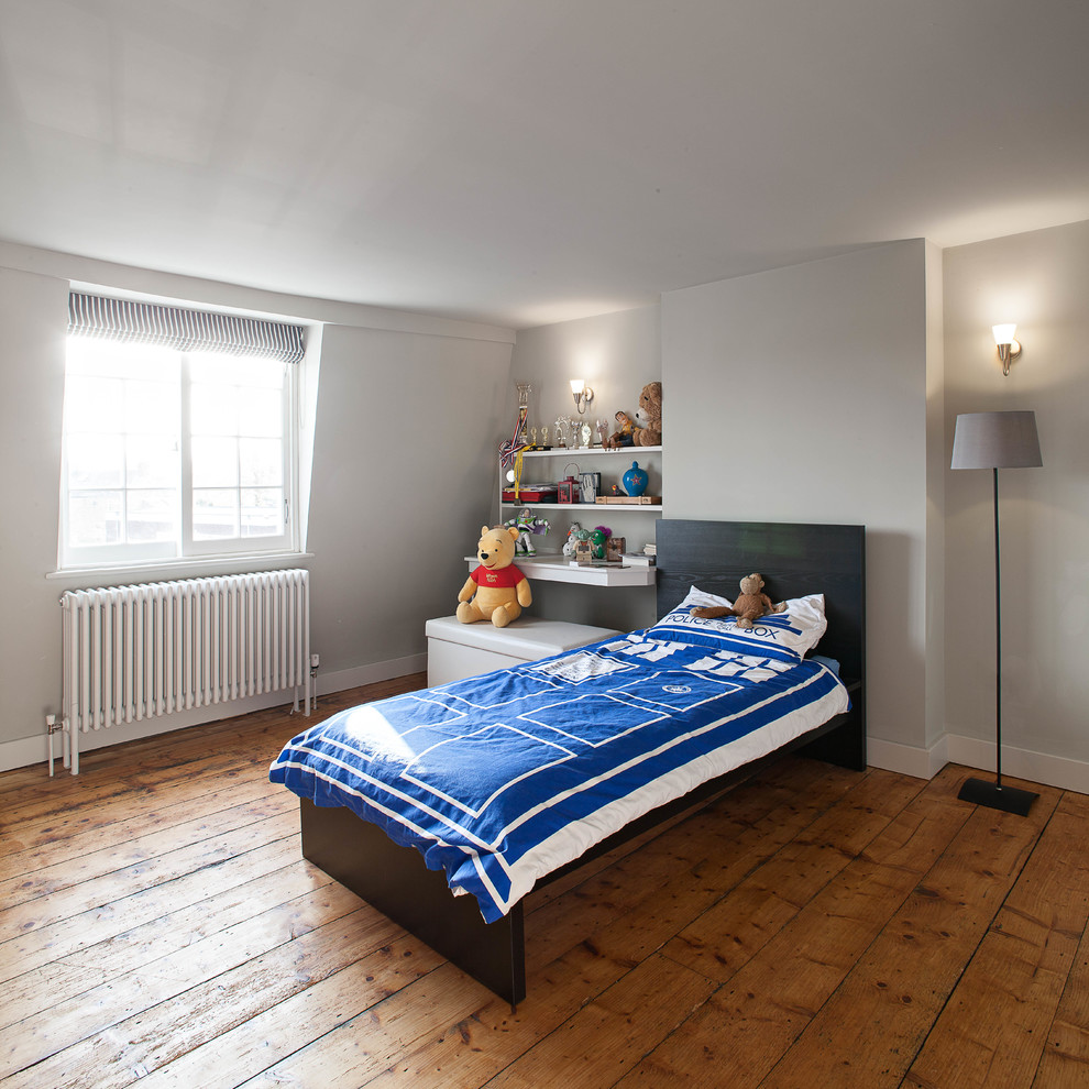 Idéer för att renovera ett mellanstort lantligt pojkrum kombinerat med sovrum och för 4-10-åringar, med grå väggar och ljust trägolv