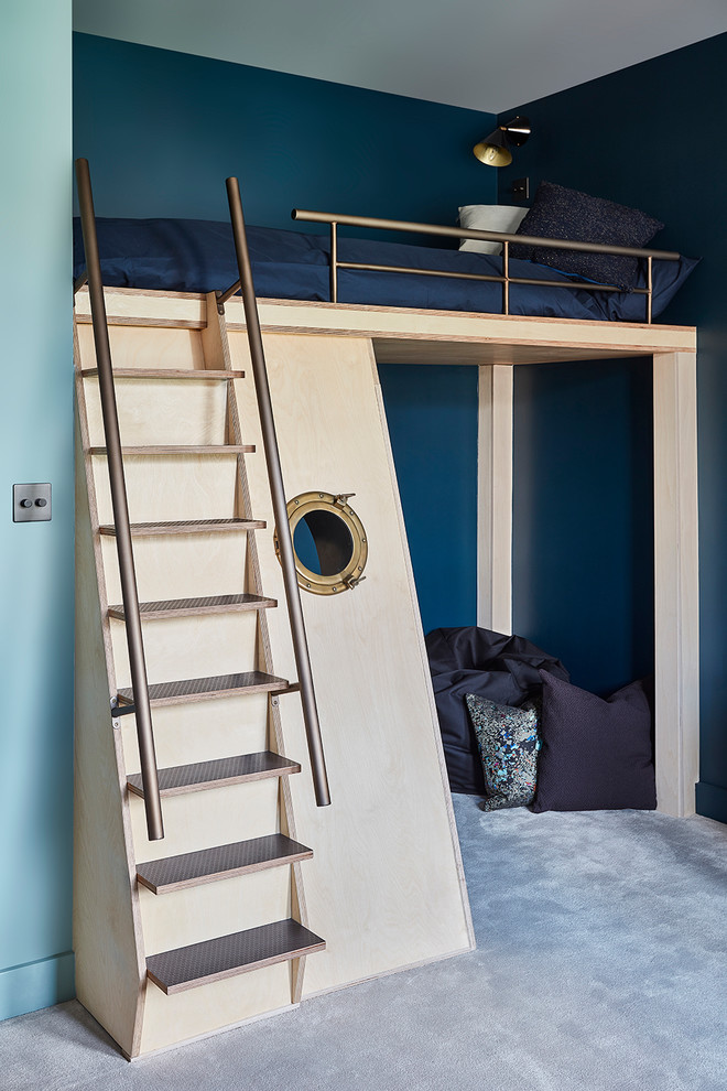 На фото: детская в современном стиле с спальным местом, синими стенами, ковровым покрытием и серым полом с