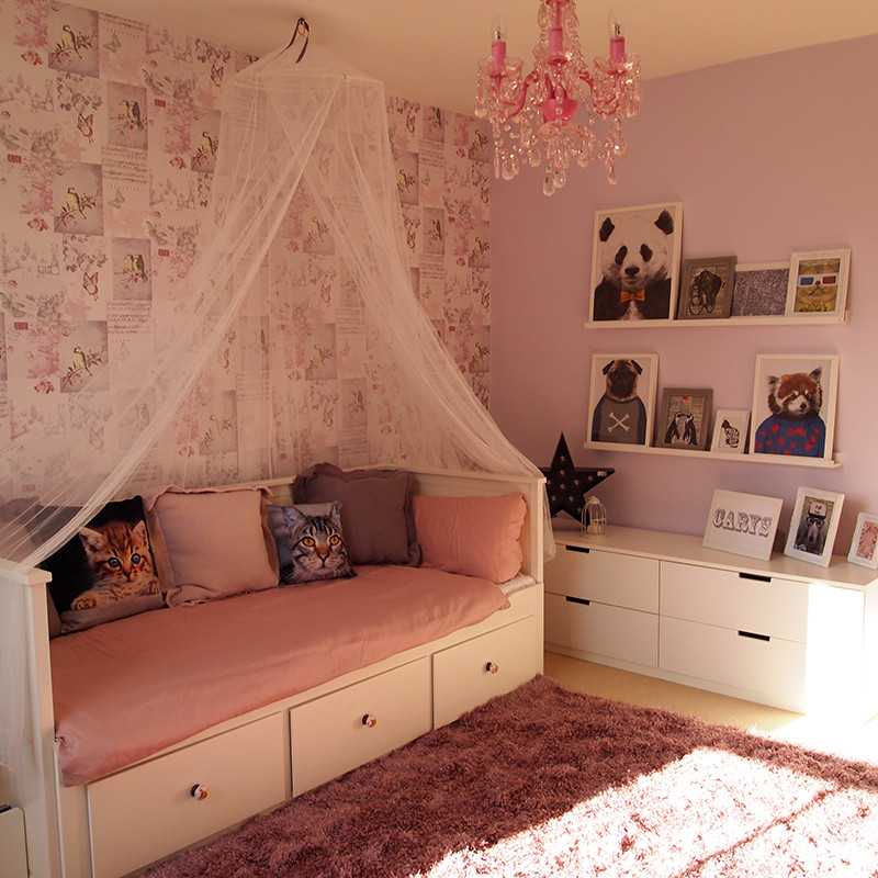 На фото: детская среднего размера в стиле модернизм с спальным местом и фиолетовыми стенами для ребенка от 4 до 10 лет, девочки с