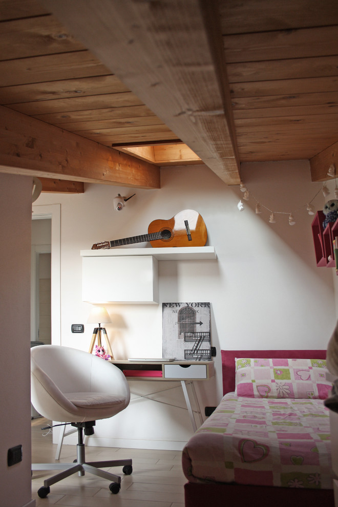 Esempio di una piccola cameretta per bambini minimalista con pareti bianche, pavimento in gres porcellanato e pavimento beige