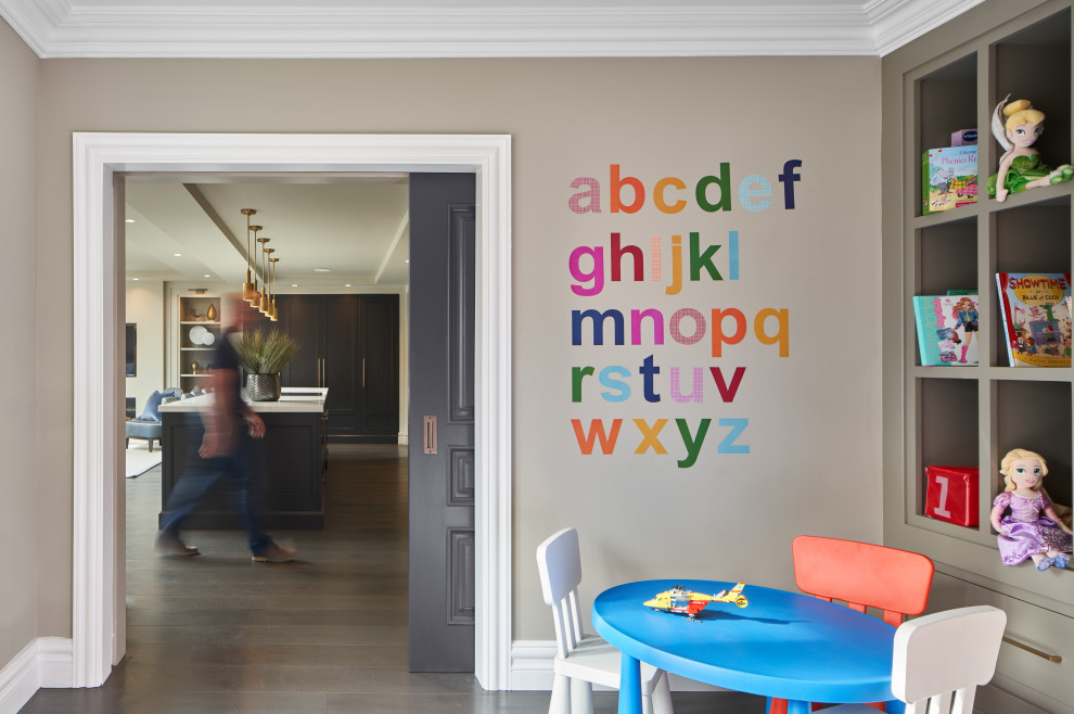Foto på ett mellanstort funkis barnrum kombinerat med lekrum och för 4-10-åringar, med mörkt trägolv och grått golv