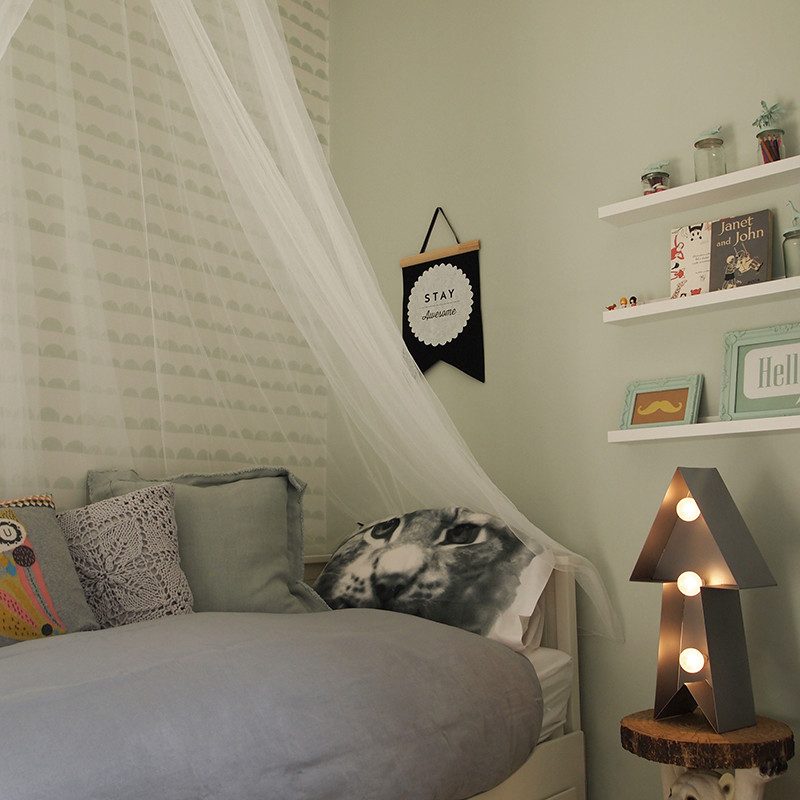 Modelo de dormitorio infantil de 4 a 10 años minimalista pequeño con paredes verdes