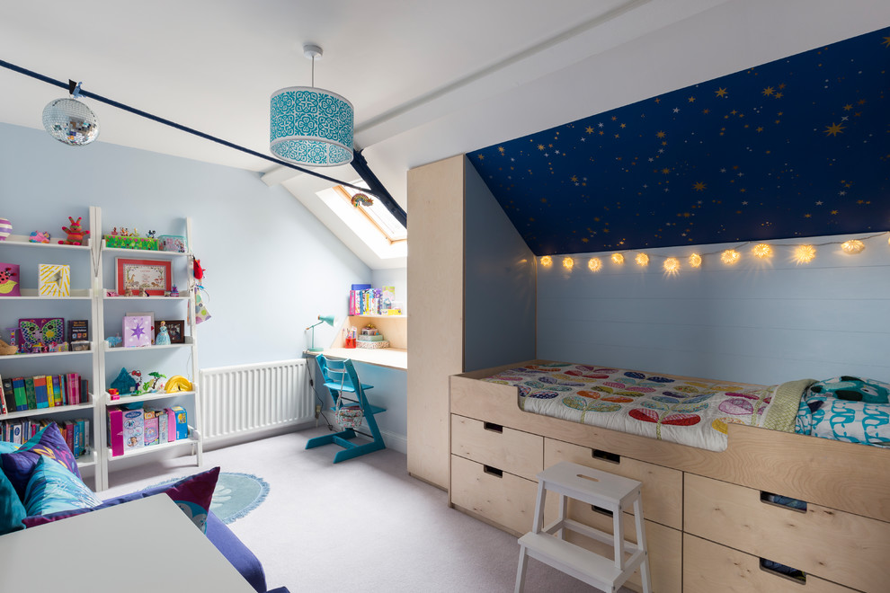 Bild på ett vintage könsneutralt barnrum kombinerat med sovrum och för 4-10-åringar, med blå väggar, heltäckningsmatta och rosa golv
