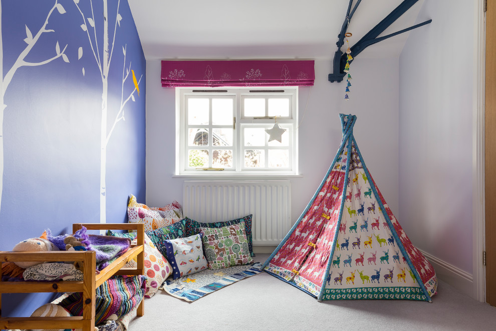 Inredning av ett klassiskt könsneutralt barnrum kombinerat med lekrum och för 4-10-åringar, med lila väggar, heltäckningsmatta och grått golv