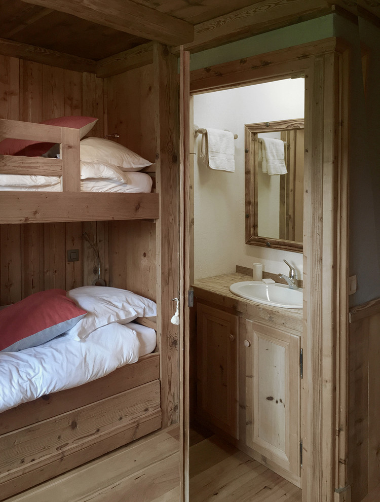 Idéer för ett litet lantligt könsneutralt barnrum kombinerat med sovrum och för 4-10-åringar, med ljust trägolv