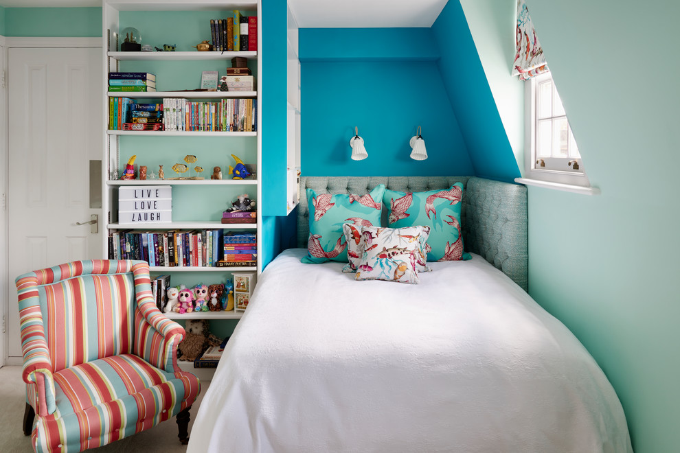 На фото: детская среднего размера в морском стиле с спальным местом и синими стенами для девочки, подростка с