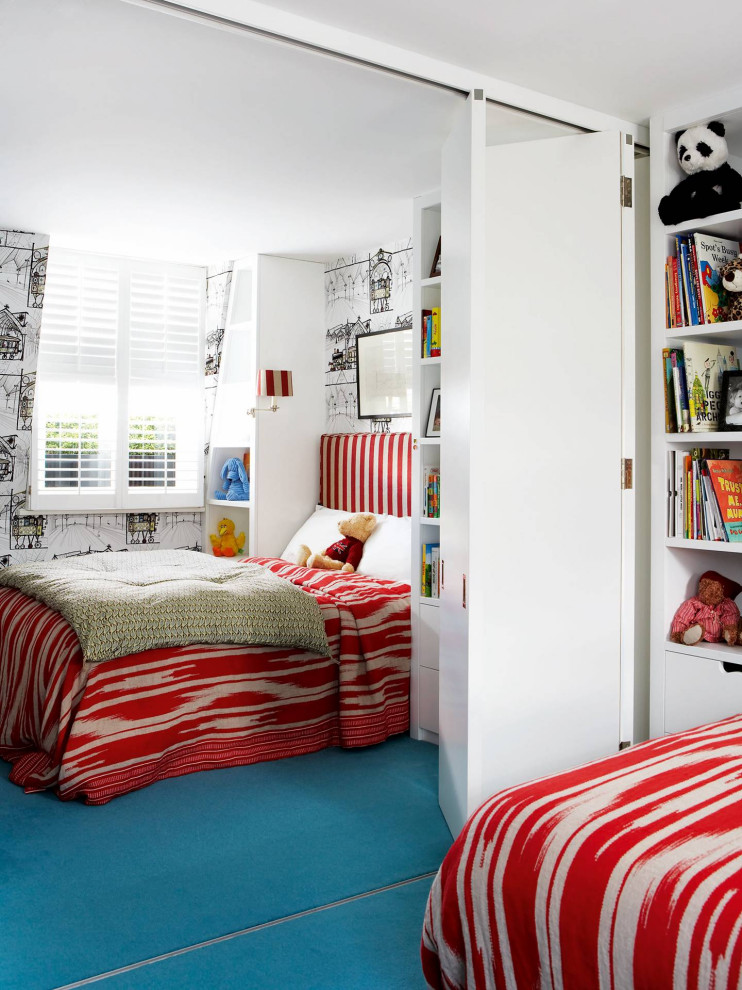 Modernes Jungszimmer mit Schlafplatz, bunten Wänden, Teppichboden und blauem Boden in London