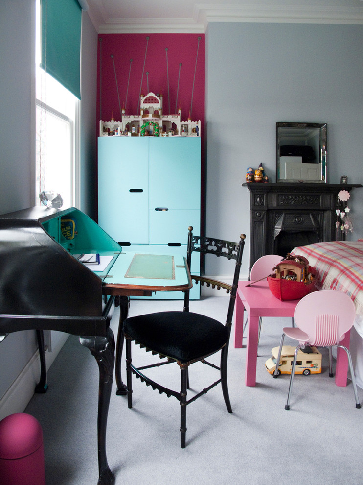 На фото: детская в стиле неоклассика (современная классика) с спальным местом и ковровым покрытием с