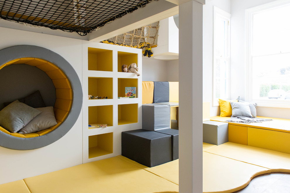 Idéer för ett mellanstort modernt könsneutralt barnrum kombinerat med lekrum och för 4-10-åringar, med grå väggar och gult golv