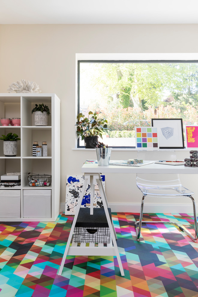 Cette image montre une chambre d'enfant design de taille moyenne avec un bureau, un mur blanc, un sol en vinyl et un sol multicolore.