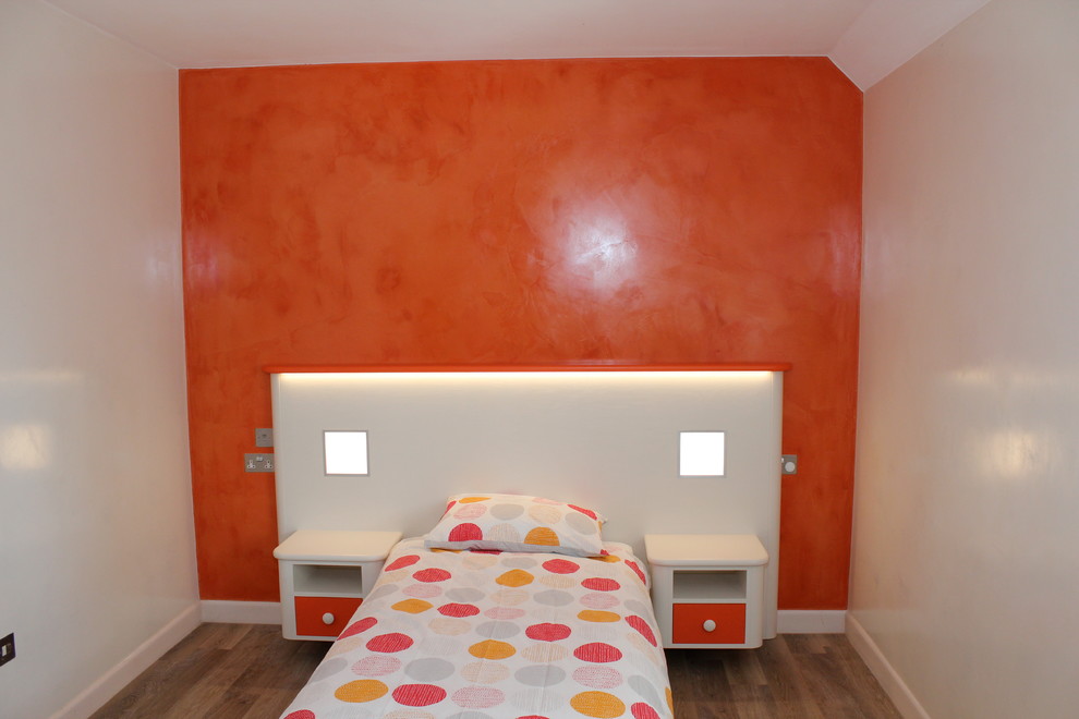 Foto på ett mellanstort funkis barnrum, med vinylgolv och flerfärgade väggar
