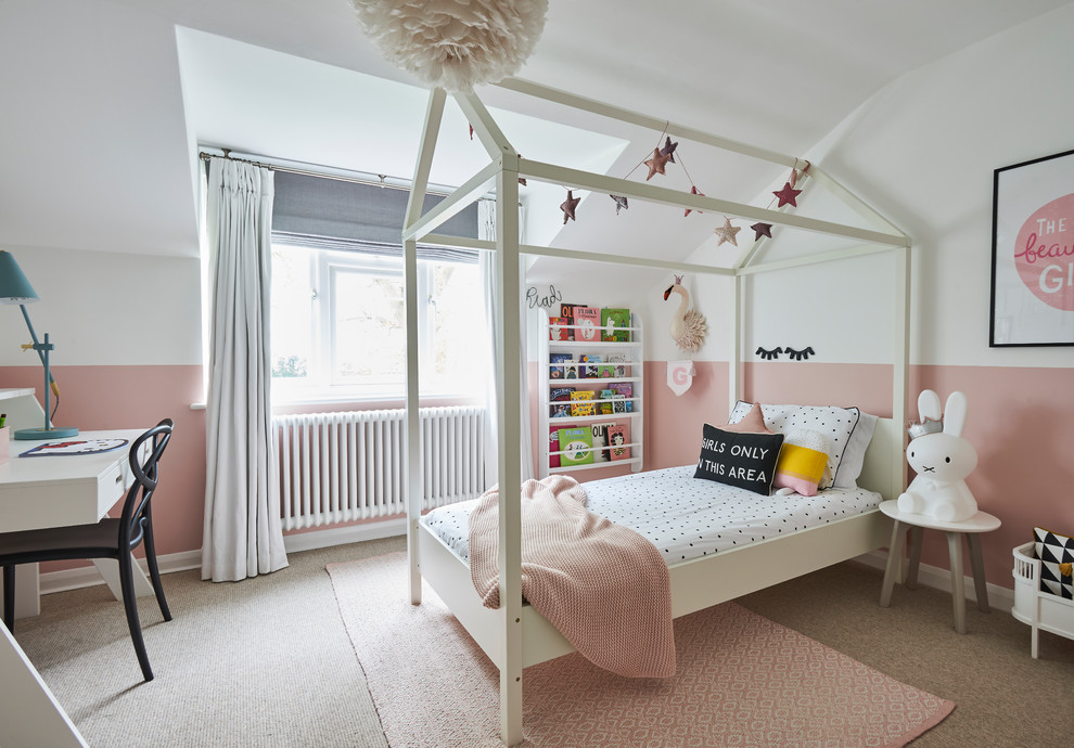 Modern inredning av ett mellanstort flickrum kombinerat med sovrum och för 4-10-åringar, med rosa väggar, heltäckningsmatta och grått golv