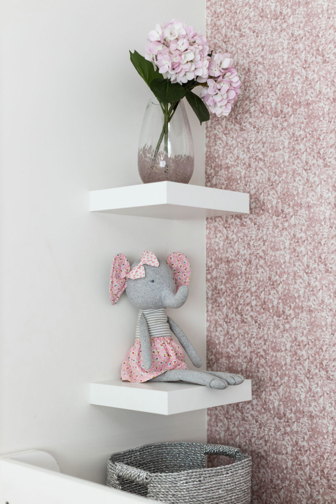 Inspiration pour une chambre d'enfant de 4 à 10 ans style shabby chic de taille moyenne avec un mur rose, moquette et un sol beige.